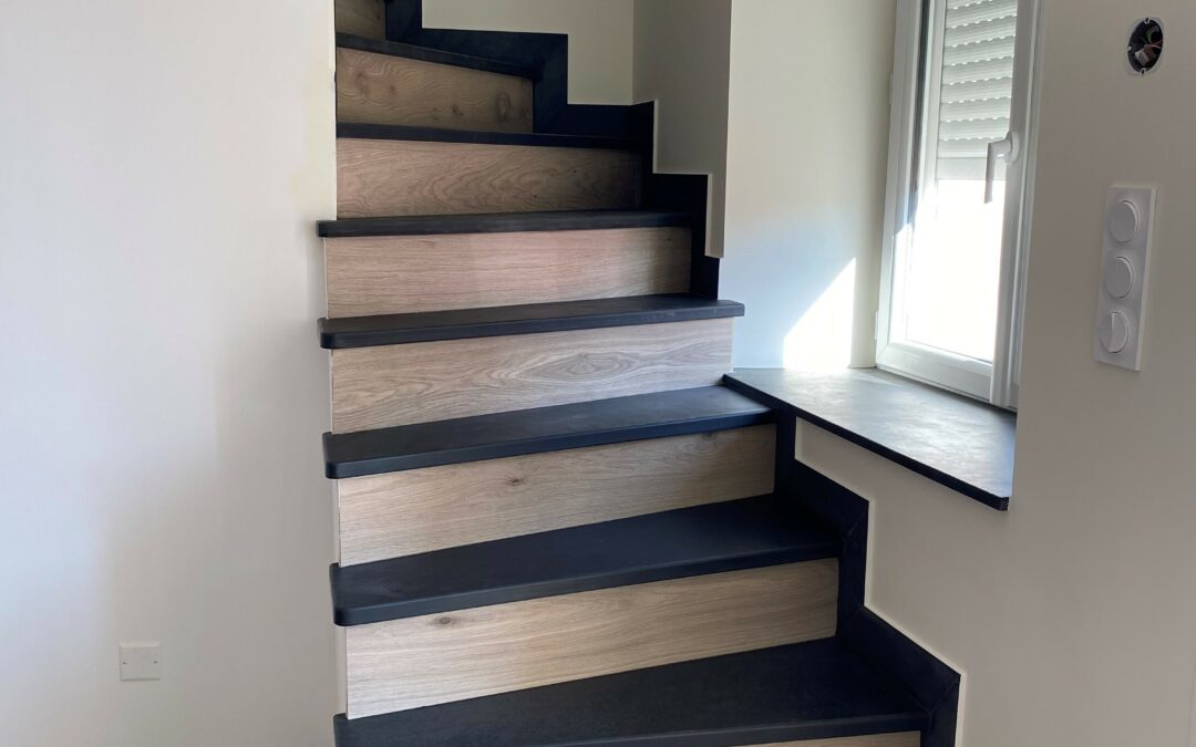 Nous avons réalisé un escalier pour un client il y a quelques semaines. Pour ce projet, le matériau choisi a été l'ardoise noire moirée. Celle-ci provient du Brésil.